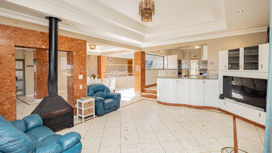7 Bedroom Property for Sale in Plattekloof Western Cape